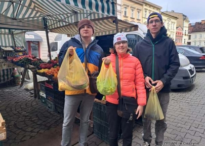 Smacznie, zdrowo i kolorowo – klasa 3 BP z wizytą na targu warzywnym