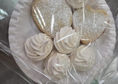 Słodkości przygotowane przez uczniów Branżowej Szkoły z okazji DNIA BABCI I DZIADKA